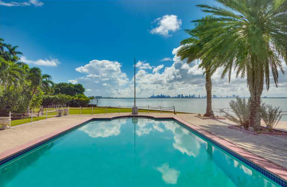La piscina de la propiedad tiene vistas despejadas del centro de Miami.