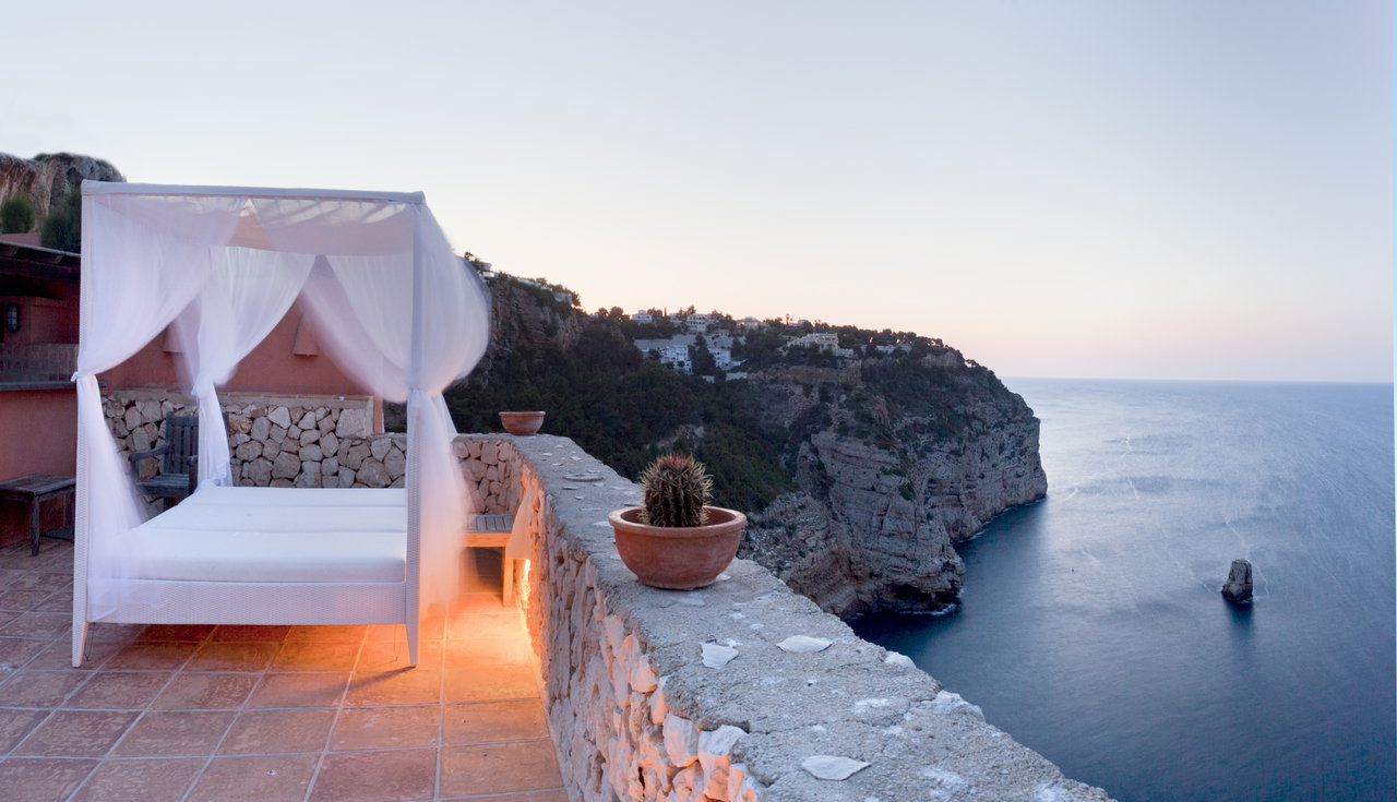 The Mediterranean villa is equipped with a swimming pool, gymnasium, guest area and spacious rooms wi