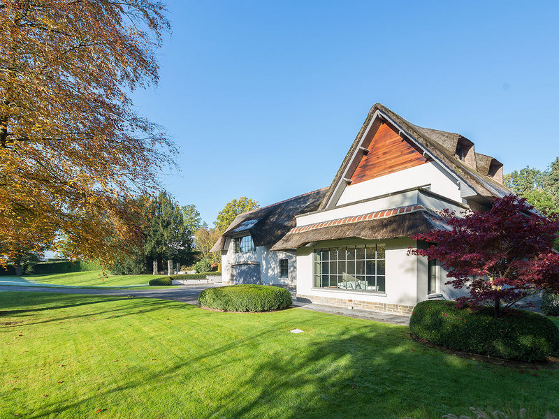 Once a collection of rural hamlets, Uccle still has some older homes with thatched roofs, like this o