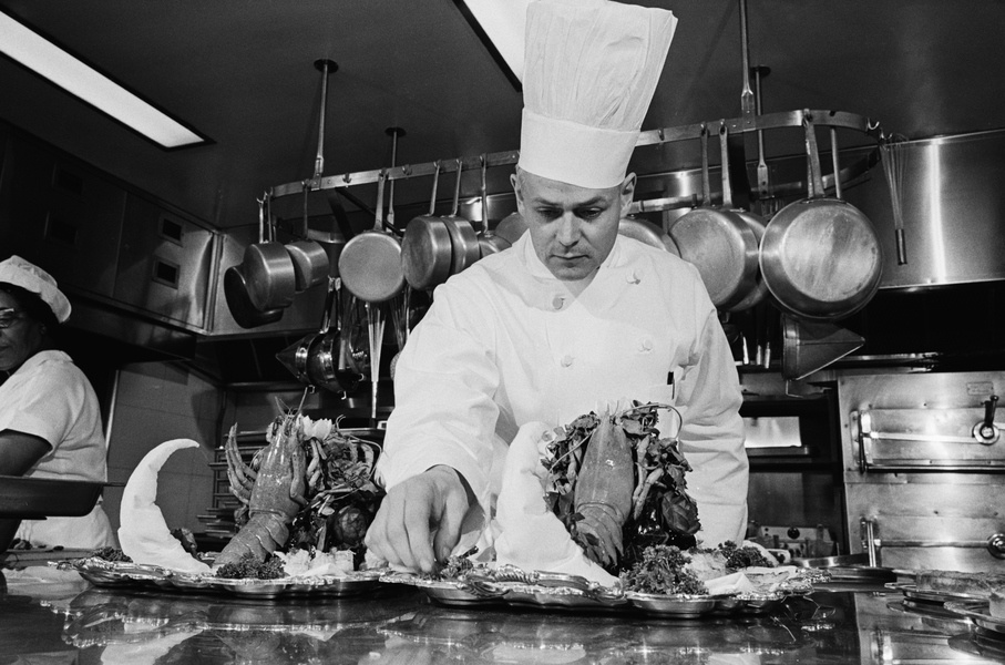 El chef de la Casa Blanca Henri Haller prepara delicias gourmet para el bufet que se instalaría en el