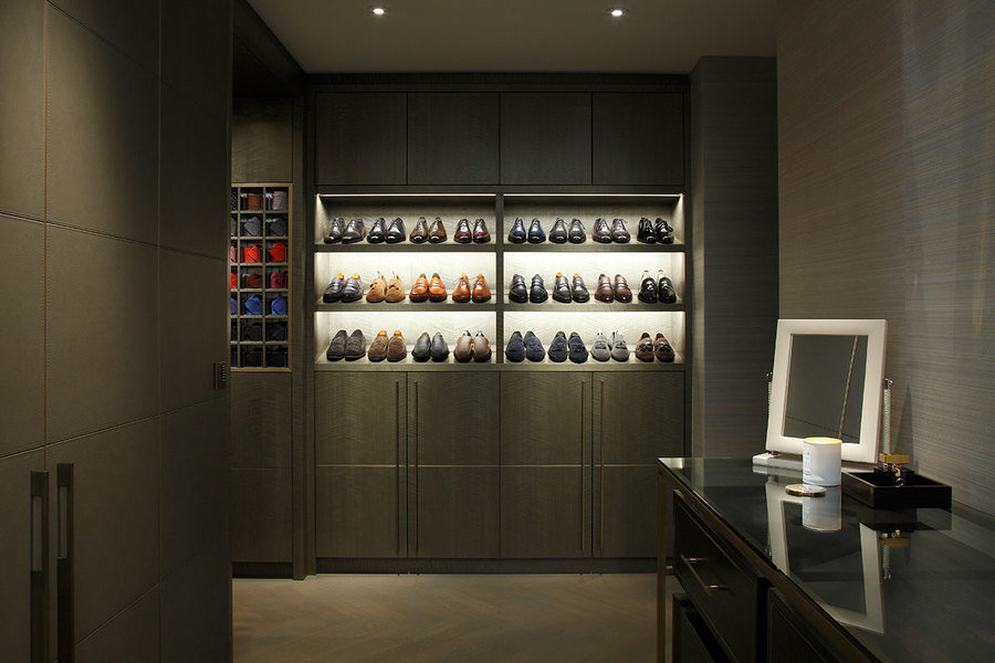 Diseñada por Jane Landino, esta casa en One Kensington Gardens presenta un diseño de vestuario simpli